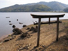 水没した鳥居（奥）と参道の並木跡