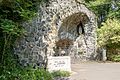 Lourdes-Grotte mit gemauerter Felsenhöhle und Madonna in Nische