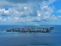 Même vue, de plus près. On voit bien le panache de fumée qui se dégage en permanence de Thilafushi.