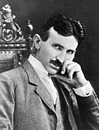 Nikola Tesla (à gauche), inventeur, physicien, et ingénieur en électro-mécanique, a été l'artisan du développement des réseaux en courant alternatif ; George Westinghouse (au centre), ingénieur et homme d'affaires américain, a apporté son soutien financier au développement d'un réseau électrique en courant alternatif fonctionnel. Puis Thomas Edison (à droite), inventeur et homme d'affaires américain, était en faveur du développement d'un réseau électrique en courant continu.