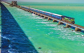 Un train sur le Pont de Pamban (en) en décembre 2016.