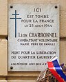 Plaque au no 3 en hommage au résistant Léon Charbonnel, mort en 1944 pendant la Libération de Paris.