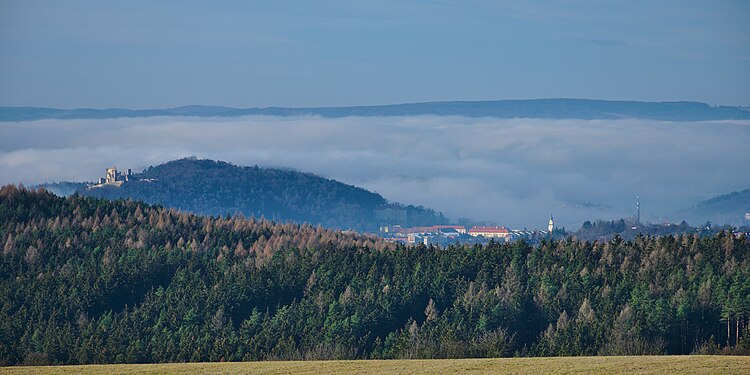 Vue de Boskovice dans la brume depuis Velenov.