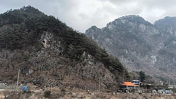 평창군 봉평면 유포리 99-4 지방도 제424호선 앞 화강편마암과 금당산 (1174 m) 북위 37° 32′ 30.4″ 동경 128° 23′ 36.0″﻿ / ﻿북위 37.541778° 동경 128.393333° ﻿ / 37.541778; 128.393333