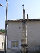 Croix devant l'église.