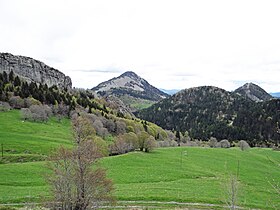 Vue du rocher des Pradoux, à gauche, et du suc de Sara, au centre, depuis la RD378.