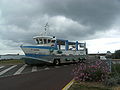 Tatihou II, das Amphibienfahrzeug, das Tatihou mit Saint-Vaast-la-Hougue verbindet, bei Flut schwimmend, bei Niedrigwasser auf Rädern