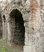 Resti del teatro romano di Teramo (2007).