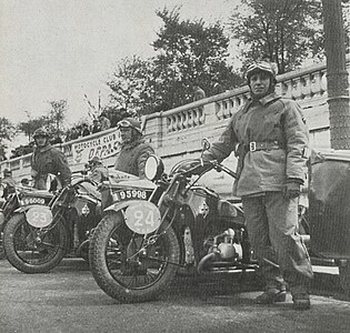 Motocyclistes du 3e hussards à Paris en 1938 (side-cars Gnome et Rhône XA).