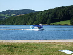 Hydravion sur le lac.