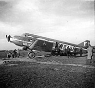 Photographie en noir et blanc d'un avion.