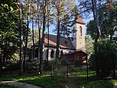 L'église cachée entre les pins.