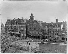 Photograph of the facade of Hebron French Speaking Seventh Day Adventist School by Cameron Blaylock