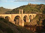 アルカンタラ橋（英語版）の半円アーチ。最初はローマ時代、1世紀に建造。一旦破壊された歴史があり、現在のものは1543年に再建されたもの。（スペイン アルカンタラ）