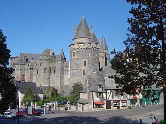 Le château des barons de Vitré, une des « Portes de Bretagne. » (définition réelle 2 048 × 1 536*)