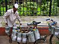 Porteur de quelques-unes des 400.000 gamelles quotidiennes en Inde du repas de midi.