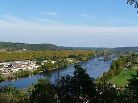 The Dordogne river, separating Lalinde (left) and Couze-et-Saint-Front (right)