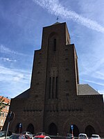 Église Saint-Adrien au centre de son premier tronçon