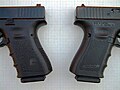 Differenza tra le impugnature di due Glock, una di 3º generazione (a sinistra) e di 4º generazione (a destra)