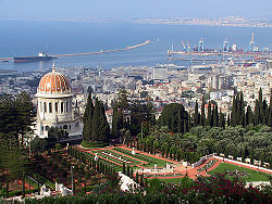 המרכז הבהאי העולמי וברקע נמל חיפה