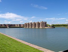 Bassin de la Sourderie entre Montigny-le-Bretonneux et Voisins-le-Bretonneux avec au fond la résidence « Les arcades du lac » à Montigny due à l'architecte Ricardo Bofill.