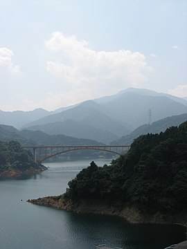 虹の大橋と本間ノ頭（右奥）