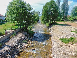 Плаваја низ селото Подареш