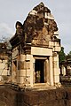 Gopura en grès sur base en latérite vu depuis l'intérieur de l'enceinte