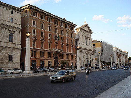 Vista da igreja. O palácio ao lado, chamado Palazzo Latmiral, é a sede da embaixada brasileira à Santa Sé.