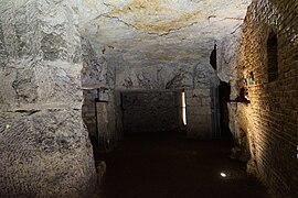 Carrière, un pilier de soutènement et un mur de briques.