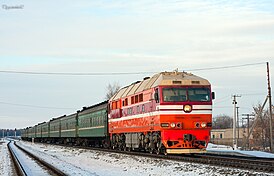 Тепловоз ТЭП70 с пассажирским поездом на станции