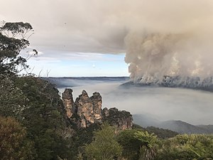 Les Trois Sœurs avec un incendie à l'arrière plan.