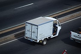 ガーナの三輪車。商品運搬に使われているもの（現代）。