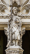 Statue de Viollet-le-Duc en pèlerin de Saint-Jacques à gauche de l'entrée de la chapelle.