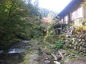 寺谷川に面し川床桟敷がある宿泊棟