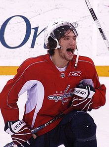 Photographie d'Ovetchkine avec le maillot rouge des Capitals