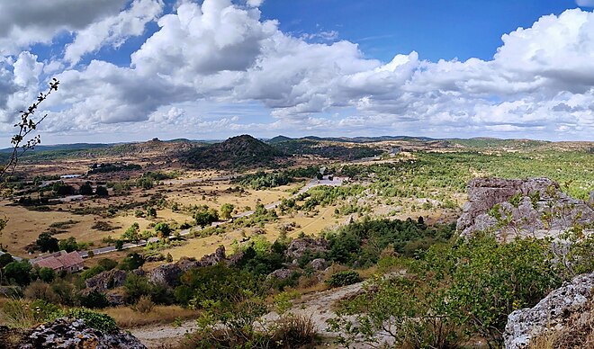 Ancienne RN 9 (RD 609, au premier plan) et A 75 (au second plan) vues depuis le sommet du Caylar. Le paysage est typique du Causse du Larzac.