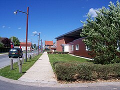 Chemin piéton sur le côté de la médiathèque, juin 2008.