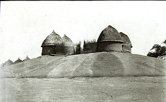 Photographie de Aturwic, quatre huttes sur une colline
