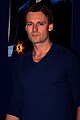 Callum Blue interpreta Anthony Knivert