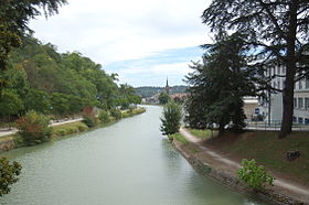 Promenade aménagée autour du canal à Agen (Lot-et-Garonne).