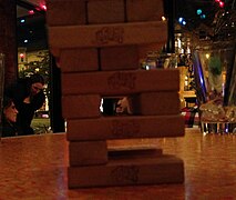 Un voladizo en el juego del "Jenga."