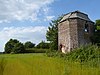 Kapel Saint-Donat de Blehen en de heuvel waarop het gebouw staat, en de nabijgelegen grafheuvel