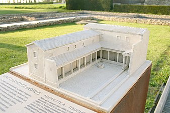 Maquette (à toucher) de la domus du Clos Mulon placée devant le site et accompagnée d'un panneau explicatif écrit en français et en braille.