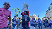 A man unveils the sculpture, a big "5J"