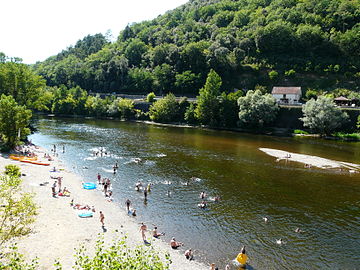 En aval du pont de Rouffillac, la Dordogne sert de limite entre Saint-Julien-de-Lampon (à gauche) et Calviac-en-Périgord.