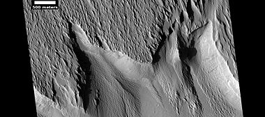 Surface features along a scarp in Memnonia quadrangle (HiRISE)