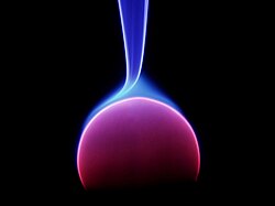 האלקטרודה המרכזית של מנורת. פלזמה היא גז מיונן הנחשב מצב צבירה נפרד. הצבעים הנראים הם תוצאה של התמקמות האלקטרונים ברמת אנרגיה נמוכה יותר בעקבות קשירתם ליונים. תהליך זה פולט אור בהתאם לספקטרום התכונות של הגז שבנורה.