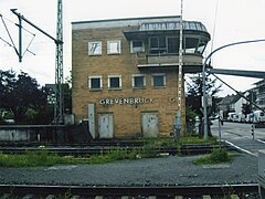 Stellwerk mit Schrankenanlage, Entfernung nach Bau einer Straßenunterführung