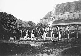 Le cloître de l'abbaye de Daoulas en 1893 (photo de Paul Lancrenon)